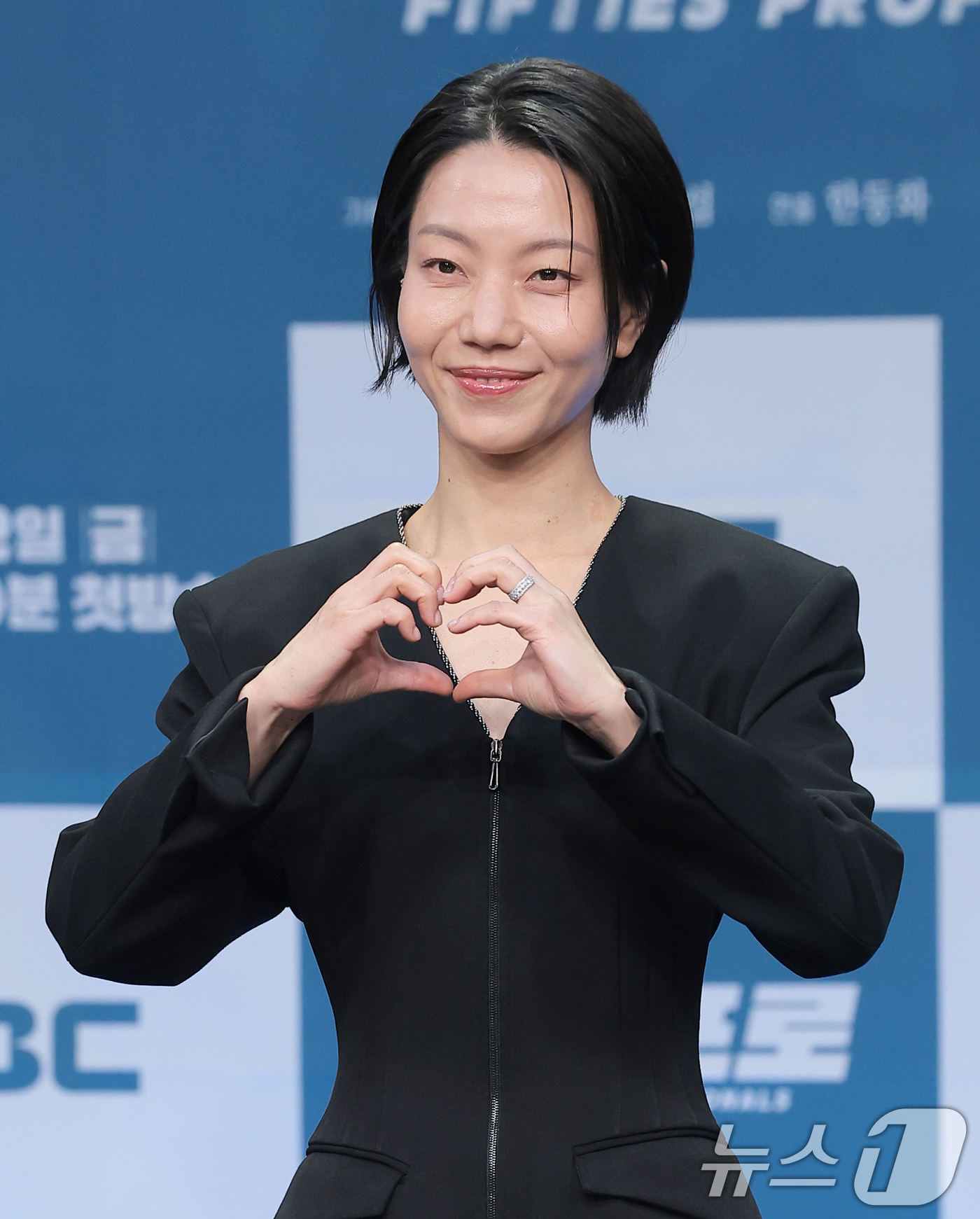 (서울=뉴스1) 권현진 기자 = 배우 김신록이 21일 서울 마포구 상암동 MBC에서 진행된 드라마 '오십프로' 제작발표회에 참석해 포즈를 취하고 있다.'오십프로'는 평범해 보여도 …