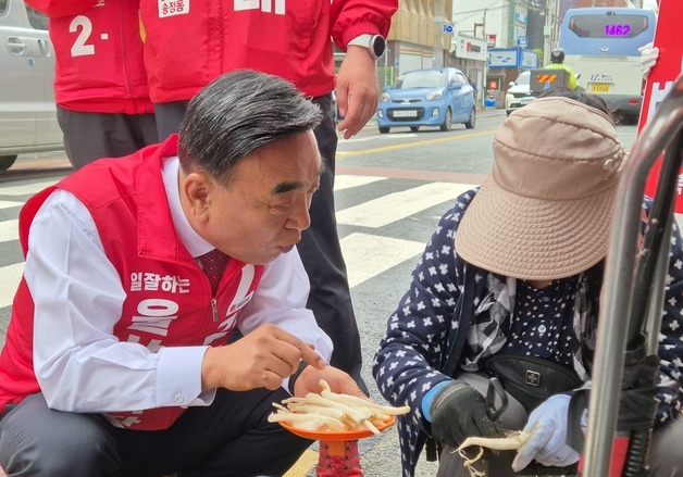 "북구 발전 이끌겠다"…비 내리는 호계시장 달군 김두겸의 '한 표' 호소