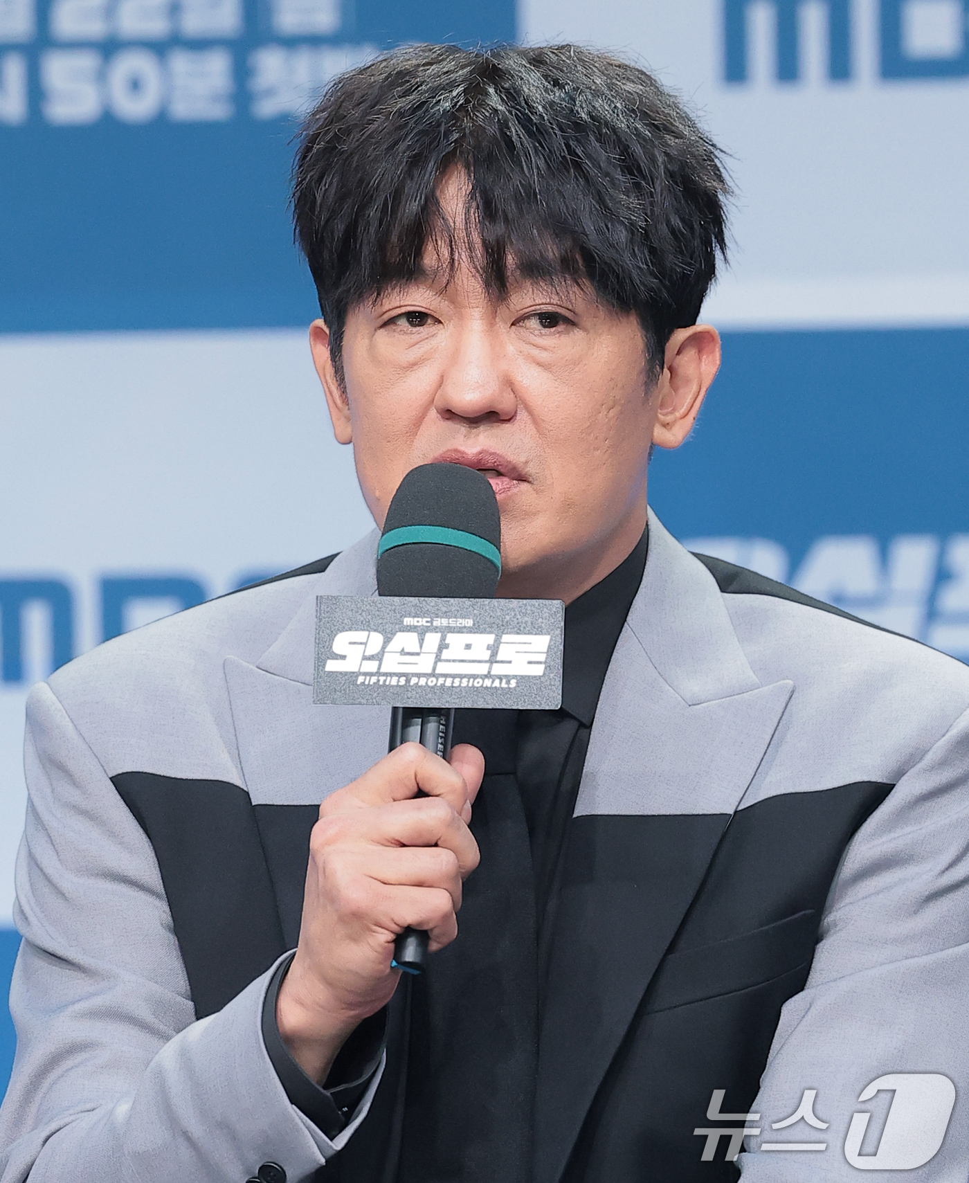 (서울=뉴스1) 권현진 기자 = 배우 허성태가 21일 서울 마포구 상암동 MBC에서 진행된 드라마 '오십프로' 제작발표회에 참석해 인사말을 하고 있다.'오십프로'는 평범해 보여도 …