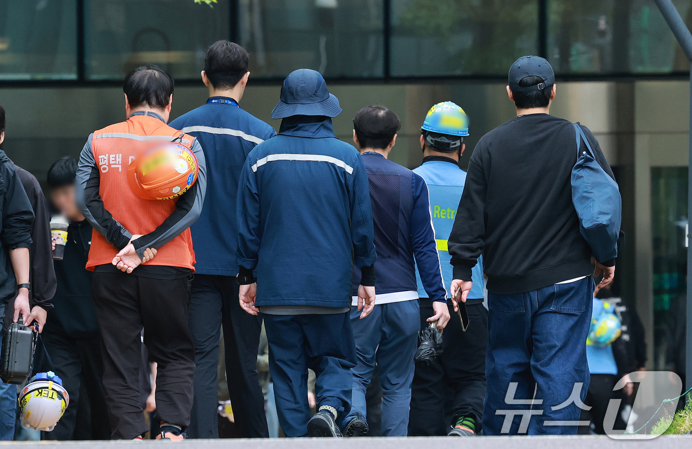 (평택=뉴스1) 임세영 기자 = 삼성전자 2026년 임금협약 잠정합의안 찬반투표를 하루 앞둔 21일 경기도 평택시 삼성전자 평택캠퍼스 앞에 직원들이 분주하게 움직이고 있다. 202 …