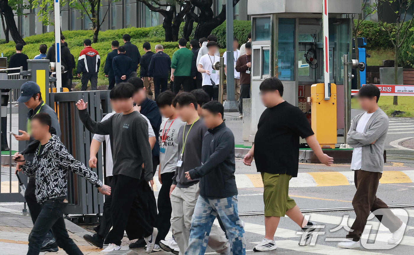 (평택=뉴스1) 임세영 기자 = 삼성전자 2026년 임금협약 잠정합의안 찬반투표를 하루 앞둔 21일 경기도 평택시 삼성전자 평택캠퍼스 앞에 직원들이 분주하게 움직이고 있다. 202 …