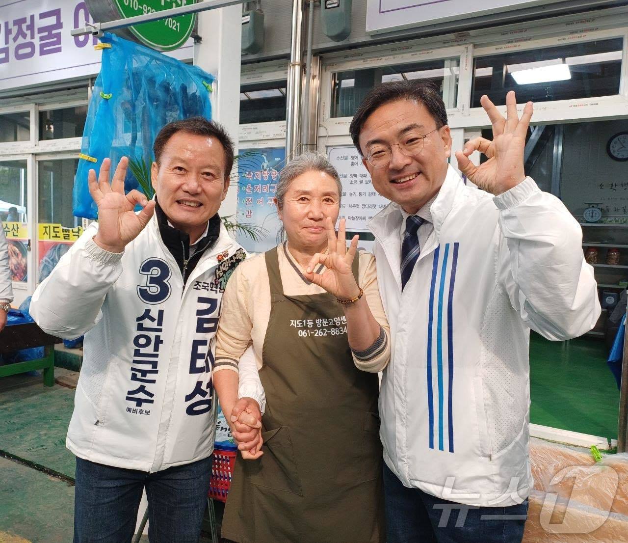 본문 이미지 - 신장식 조국혁신당 호남총괄선대위원장이 김태성 신안군수 후보와 함께 선거운동을 하고 있다.(신장식 SNS. 재배포 및 DB 금지) 2026.5.21 ⓒ 뉴스1