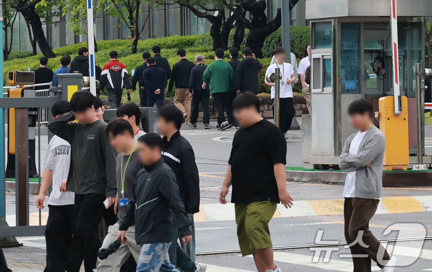 (평택=뉴스1) 임세영 기자 = 삼성전자 2026년 임금협약 잠정합의안 찬반투표를 하루 앞둔 21일 경기도 평택시 삼성전자 평택캠퍼스 앞에 직원들이 분주하게 움직이고 있다. 202 …