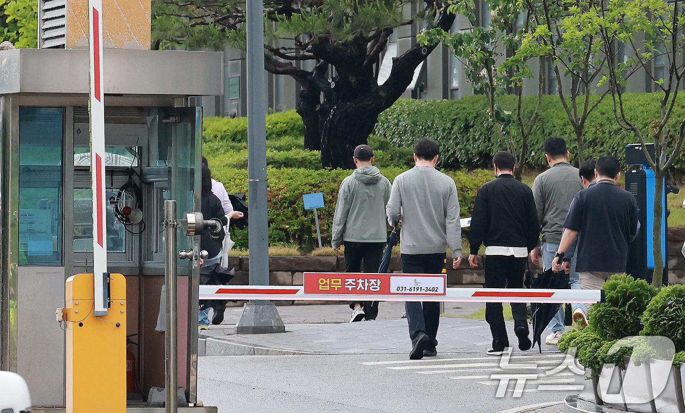 (평택=뉴스1) 임세영 기자 = 삼성전자 2026년 임금협약 잠정합의안 찬반투표를 하루 앞둔 21일 경기도 평택시 삼성전자 평택캠퍼스 앞에 직원들이 분주하게 움직이고 있다. 202 …