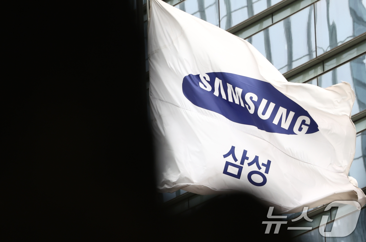 (서울=뉴스1) 김민지 기자 = 삼성전자 노사의 극적 임금·단체협약 잠정 합의를 이끌어낸 초기업노동조합 삼성전자 지부의 잠정합의안 관련 조합원 찬반 투표를 하루 앞둔 21일 오후 …