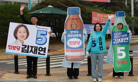 시민들에게 지지 호소하는 김재연 후보
