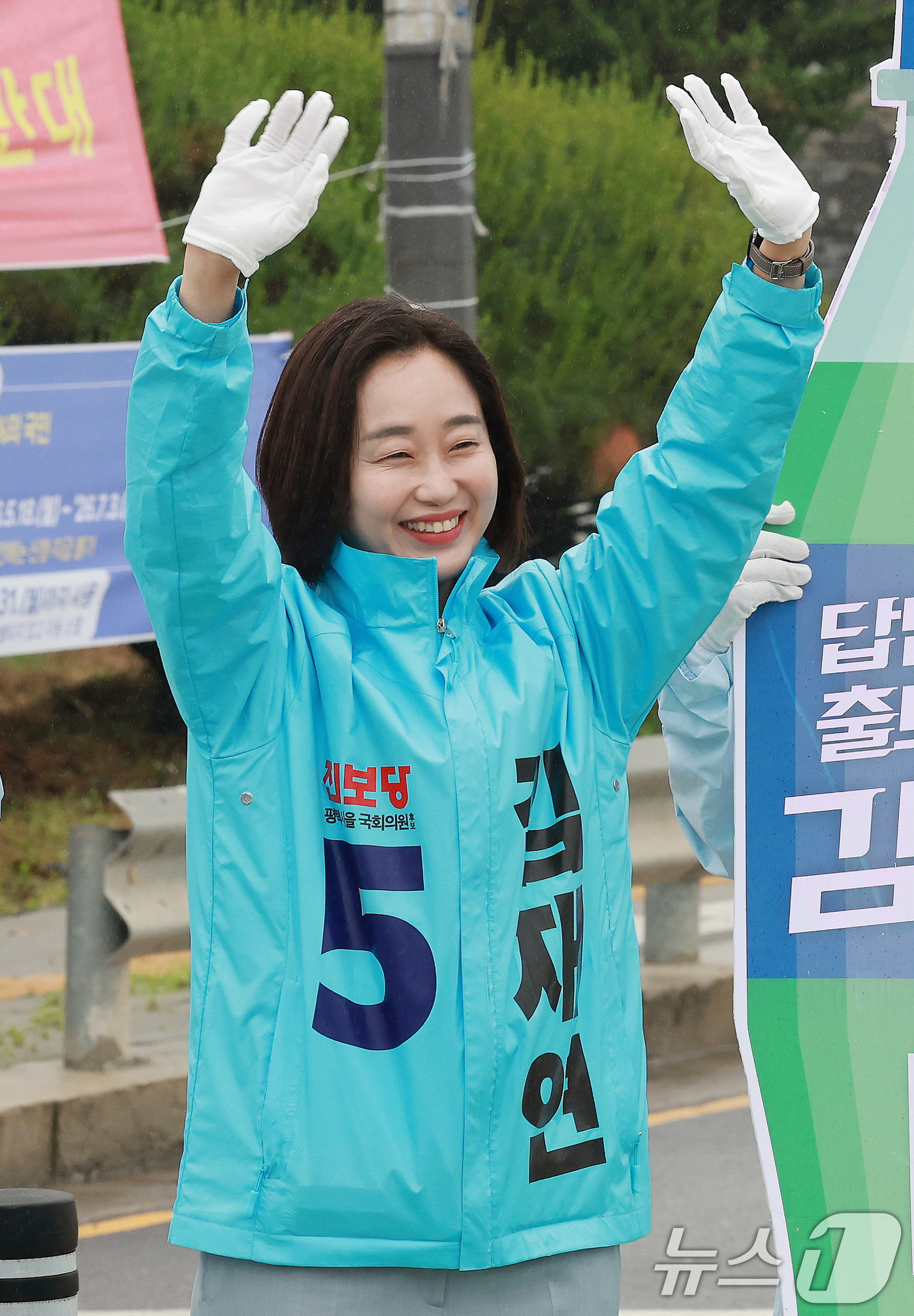 (평택=뉴스1) 임세영 기자 = 김재연 진보당 경기평택을 국회의원 재선거 후보가 21일 경기도 평택시 안중읍 한중사거리에서 지지를 호소하고 있다. 2026.5.21/뉴스1