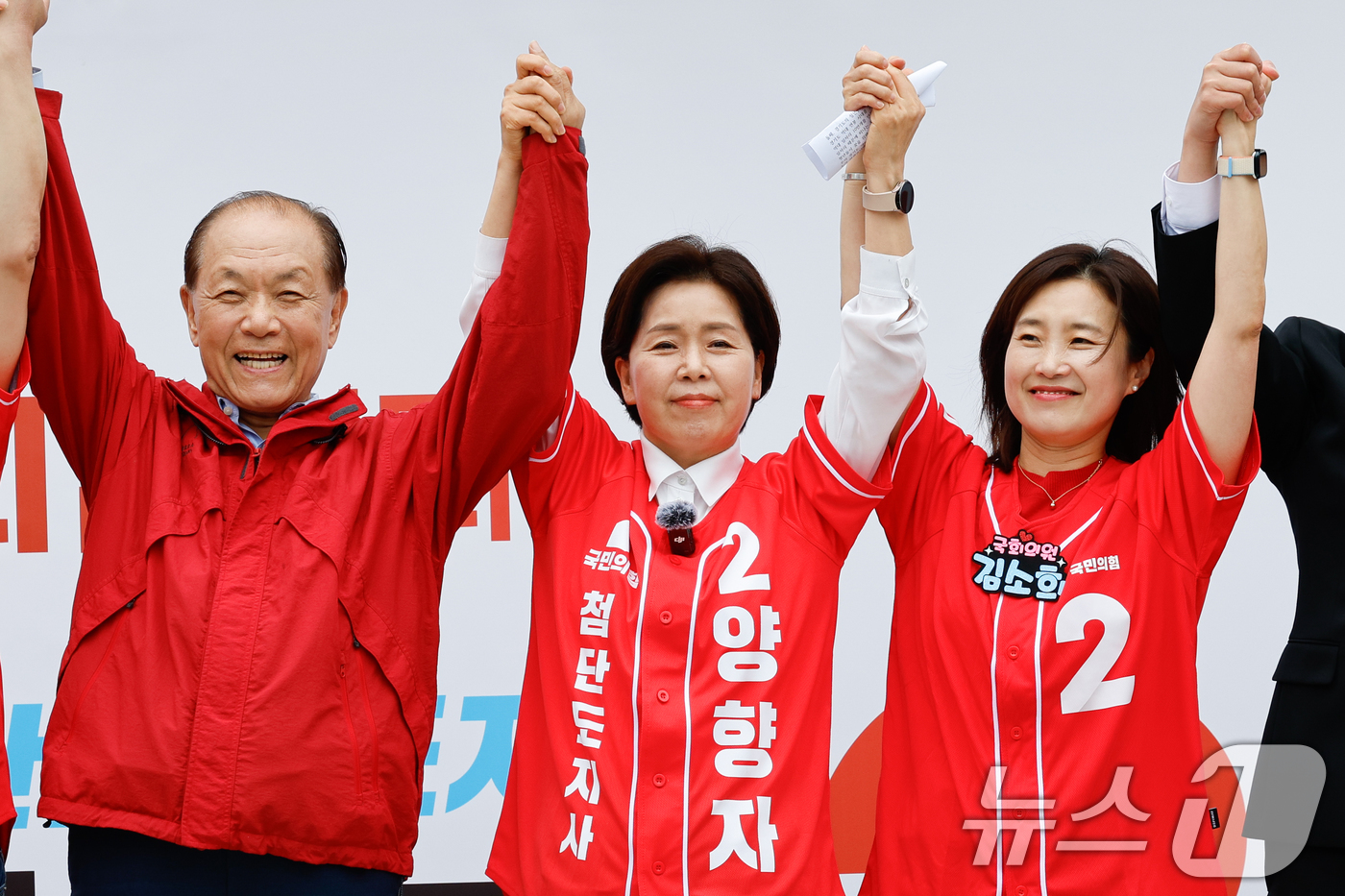 (수원=뉴스1) 안은나 기자 = 양향자 국민의힘 경기도지사 후보가 제9회 전국동시지방선거 공식 선거운동이 시작된 21일 경기 수원시 남문시장 입구에서 열린 출정식에 참석해 황우여 …