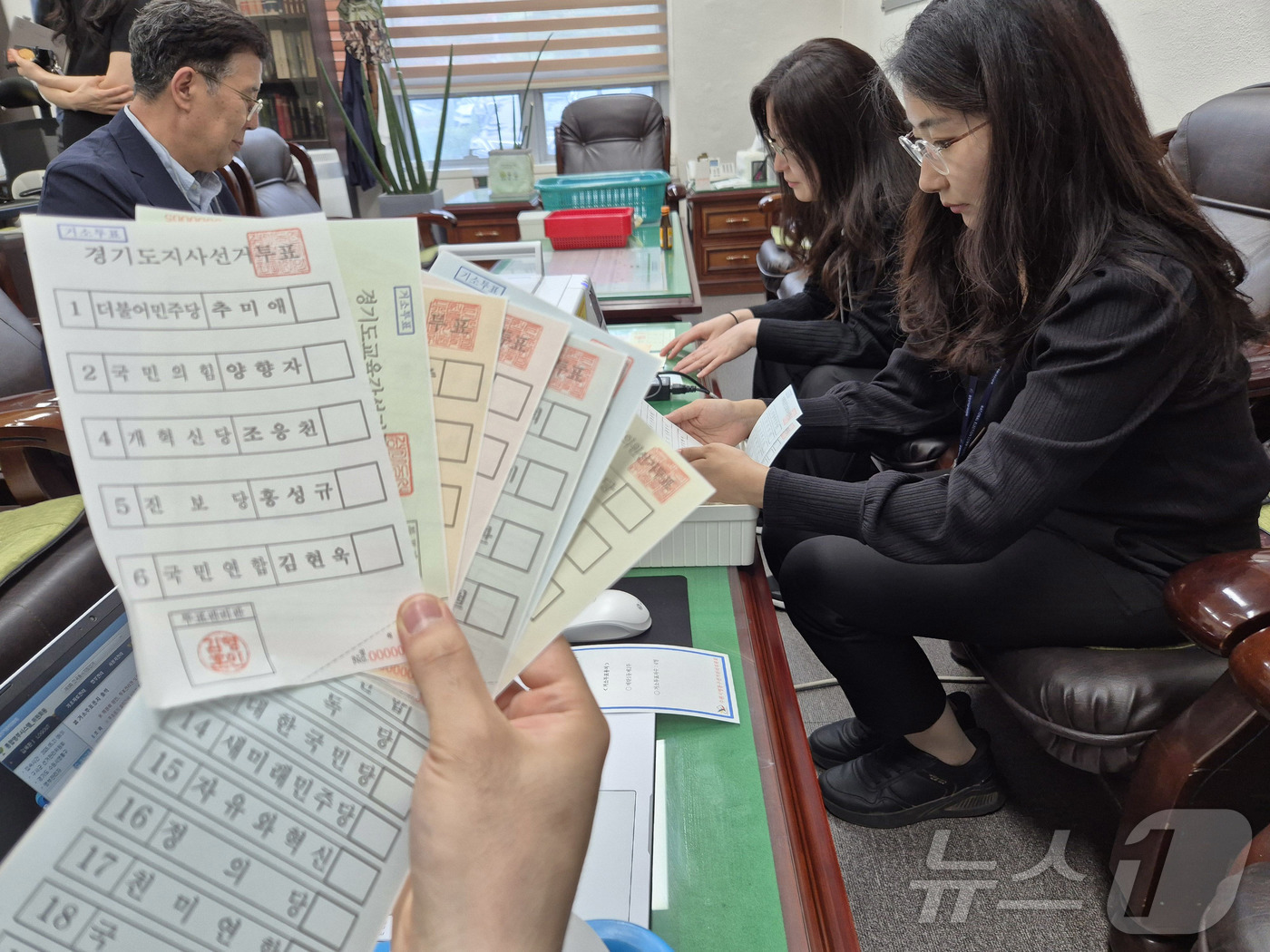 (서울=뉴스1) = 21일 수원시영통구선거관리위원회에서 직원들이 제9회 전국동시지방선거 거소투표용지를 출력하고 있다. (경기도선거관리위원회 제공. 재판매 및 DB 금지)  2026 …