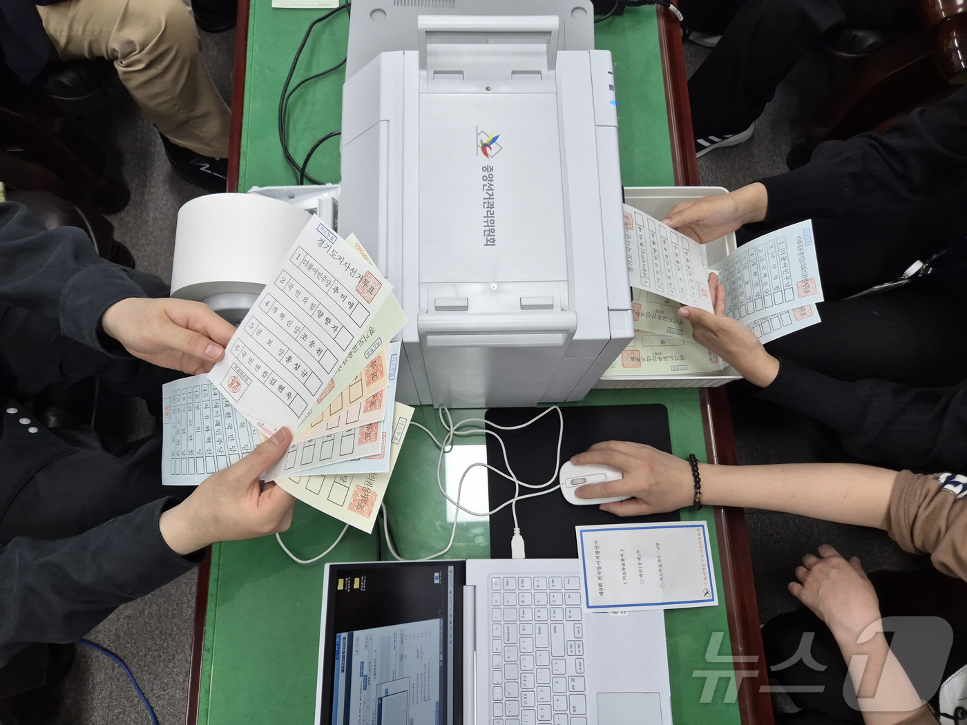 (서울=뉴스1) = 21일 수원시영통구선거관리위원회에서 직원들이 제9회 전국동시지방선거 거소투표용지를 점검하고 있다. (경기도선거관리위원회 제공. 재판매 및 DB 금지) 2026. …