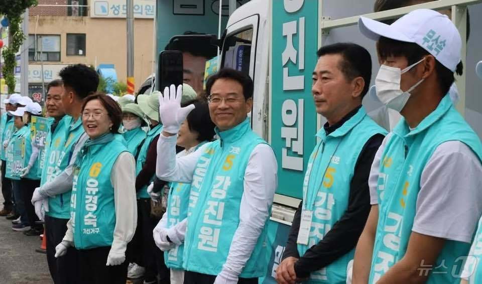 본문 이미지 - 강진원 무소속 강진군수 후보는 21일 선거 출정식을 갖고 "군민의 목소리를 가장 가까이에서 듣고, 약속은 반드시 실천하는 일꾼이 되겠다＂고 약속했다.(강진원 제공, 재배포 및 DB 금지)2026.5.21 ⓒ 뉴스1
