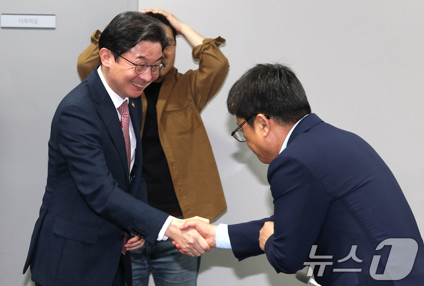 (서울=뉴스1) 이광호 기자 = 이억원 금융위원장이 21일 오후 서울 종로구 손해보험협회에서 열린 중동상황 피해업종(해운) 관련 산업-금융권 간담회에서 참석자들과 인사나누고 있다. …