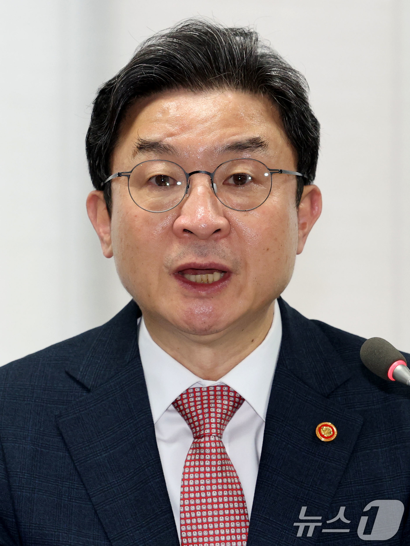 (서울=뉴스1) 이광호 기자 = 이억원 금융위원장이 21일 오후 서울 종로구 손해보험협회에서 열린 중동상황 피해업종(해운) 관련 산업-금융권 간담회에서 발언하고 있다.  2026. …