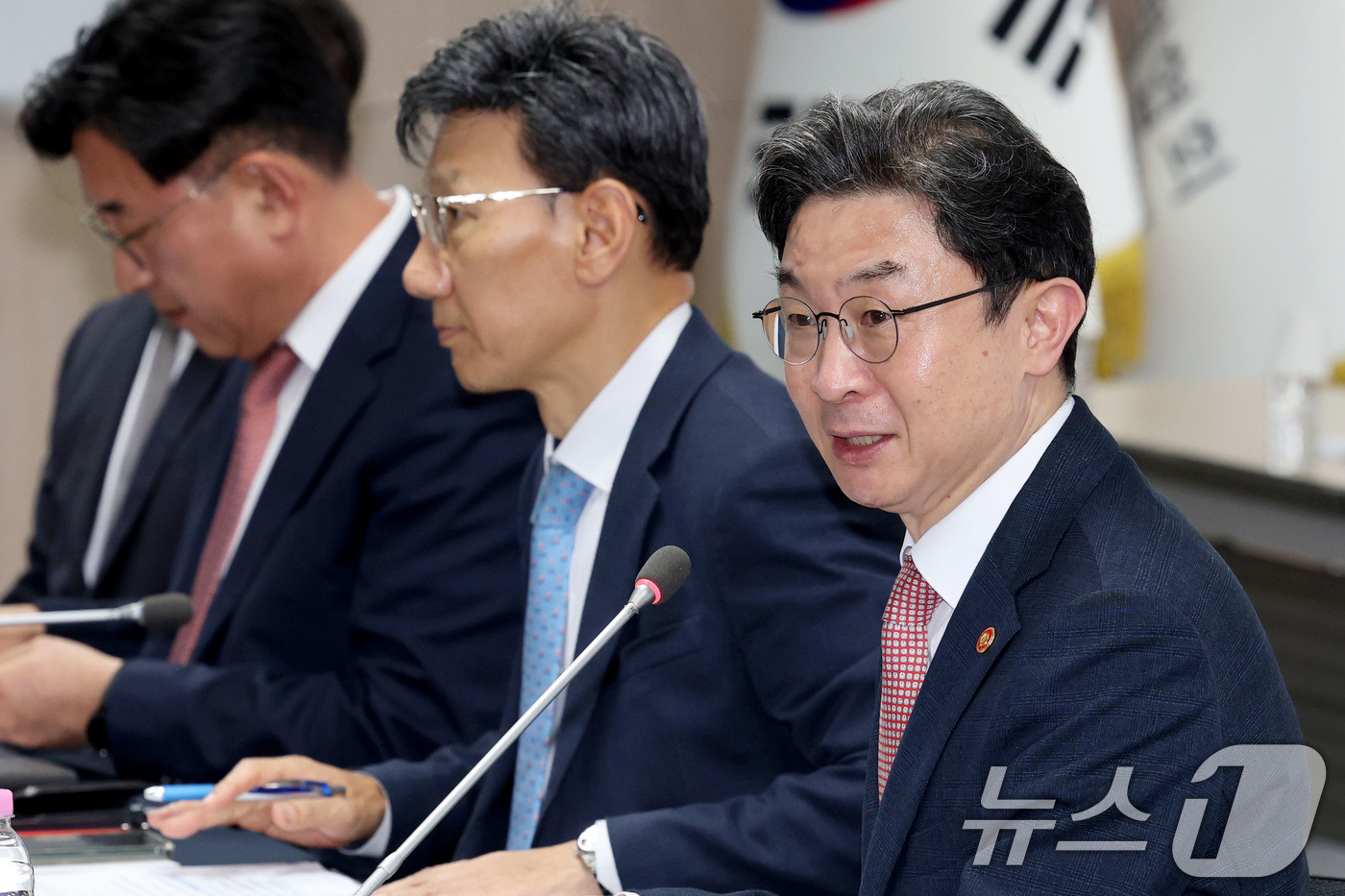 (서울=뉴스1) 이광호 기자 = 이억원 금융위원장이 21일 오후 서울 종로구 손해보험협회에서 열린 중동상황 피해업종(해운) 관련 산업-금융권 간담회에서 발언하고 있다.  2026. …