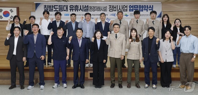 본문 이미지 - 지난 20일 신안군, 목포지방해양수산청, 다도해해상국립공원서부사무소가 칠발도등대 유휴시설(환경저해시설) 정비사업 추진을 위한 업무협약을 체결했다.(신안군 제공. 재판매 및 DB금지) ⓒ 뉴스1 