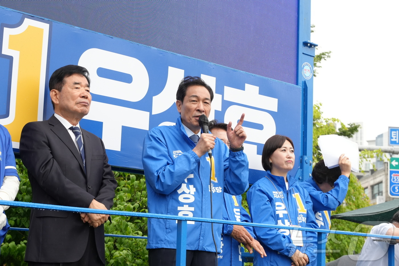 (춘천=뉴스1) 한귀섭 기자 = 우상호 더불어민주당 강원도지사 후보가 21일 오전 춘천 퇴계동 하이마트사거리에서 열린 강원-춘천 선거대책위원회 출정식에서 시민들에게 지지를 호소하고 …