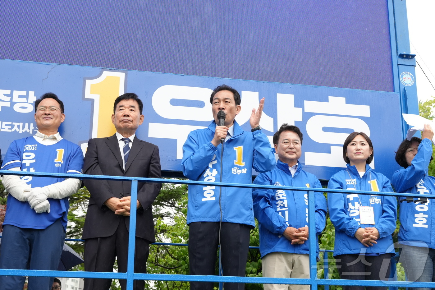 (춘천=뉴스1) 한귀섭 기자 = 우상호 더불어민주당 강원도지사 후보가  21일 오전 춘천 퇴계동 하이마트사거리에서 열린 강원-춘천 선거대책위원회 출정식에서 시민들에게 지지를 호소하 …