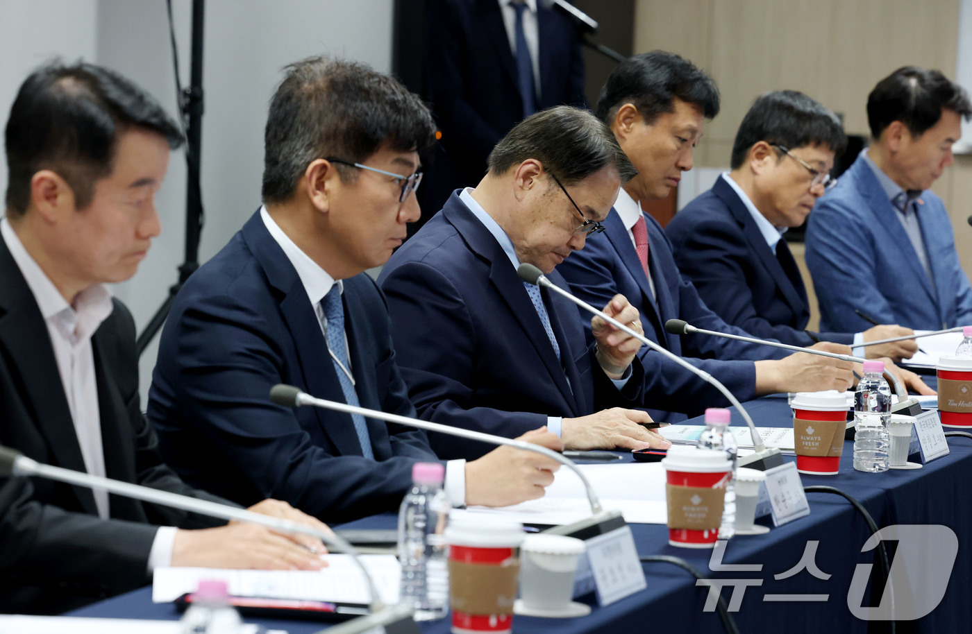 (서울=뉴스1) 이광호 기자 = 양창호 한국해운협회 부회장을 비롯한 해운업계 대표들이 21일 오후 서울 종로구 손해보험협회에서 열린 중동상황 피해업종(해운) 관련 산업-금융권 간담 …