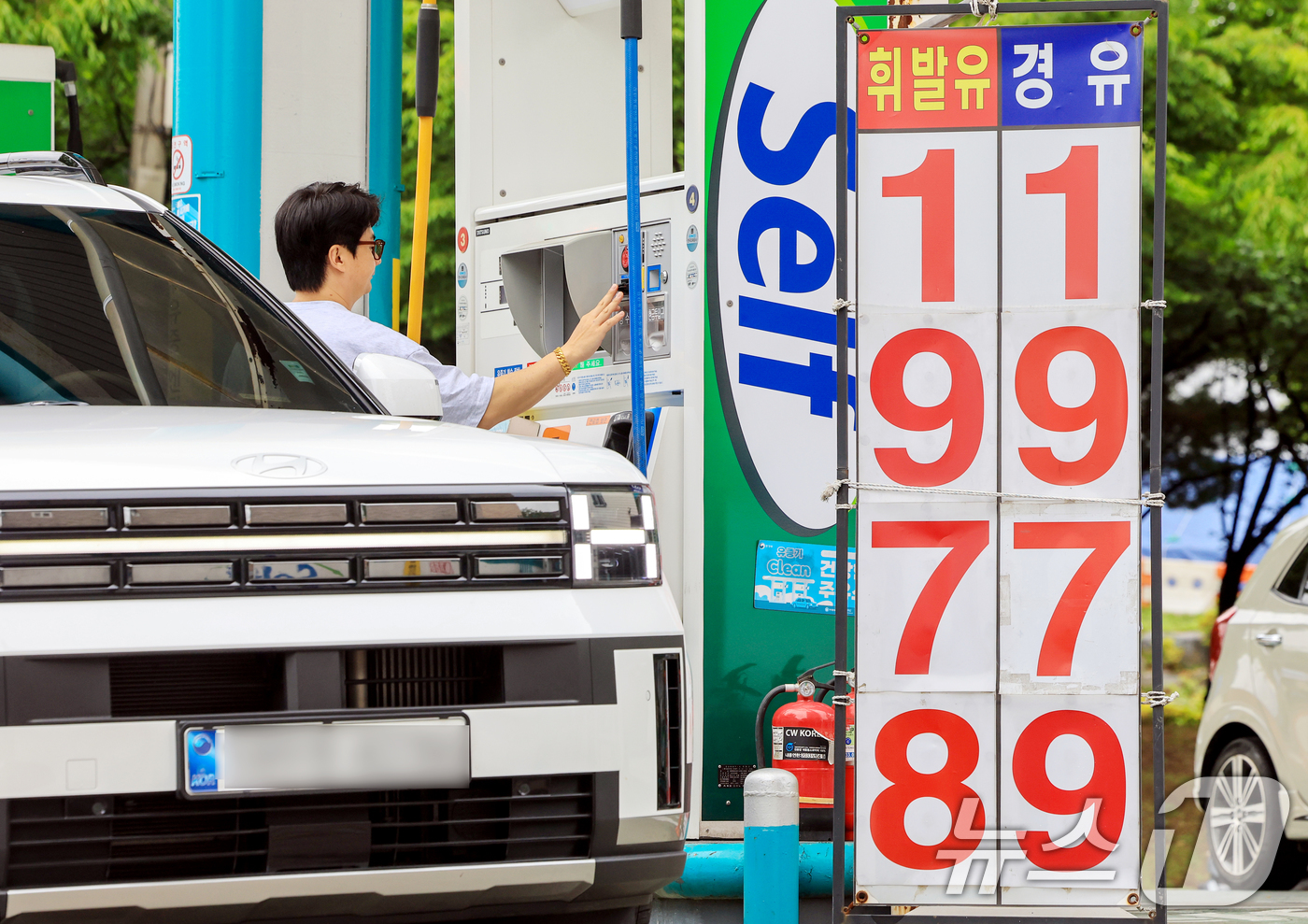 (인천=뉴스1) 이호윤 기자 = 21일 정부가 중동전쟁의 여파에 따른 유류비 부담 완화와 물가 안정을 위해 이달 말 종료 예정인 유류세 인하를 7월말까지 연장 발표했다. 인하 폭은 …