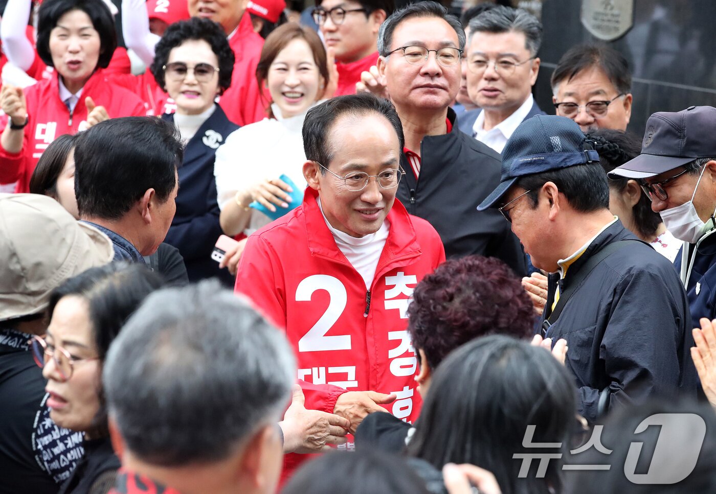 본문 이미지 - 추경호 국민의힘 대구시장 후보가 21일 오후 대구 중구 현대백화점 앞에서 열린 국민의힘 지방선거 출정식에 참석하고 있다. 2026.5.21 ⓒ 뉴스1 공정식 기자