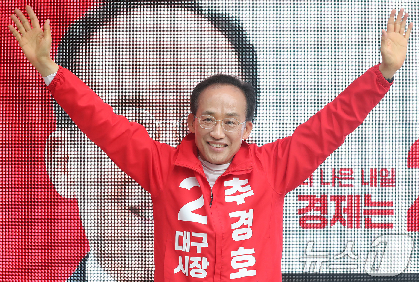(대구=뉴스1) 공정식 기자 = 추경호 국민의힘 대구시장 후보가 21일 오후 대구 중구 현대백화점 앞에서 열린 국민의힘 지방선거 출정식에서 유세차에 올라 손을 흔들고 있다. 202 …