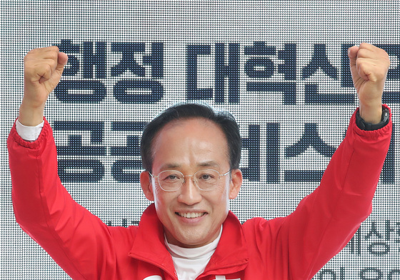 추경호, 손 번쩍