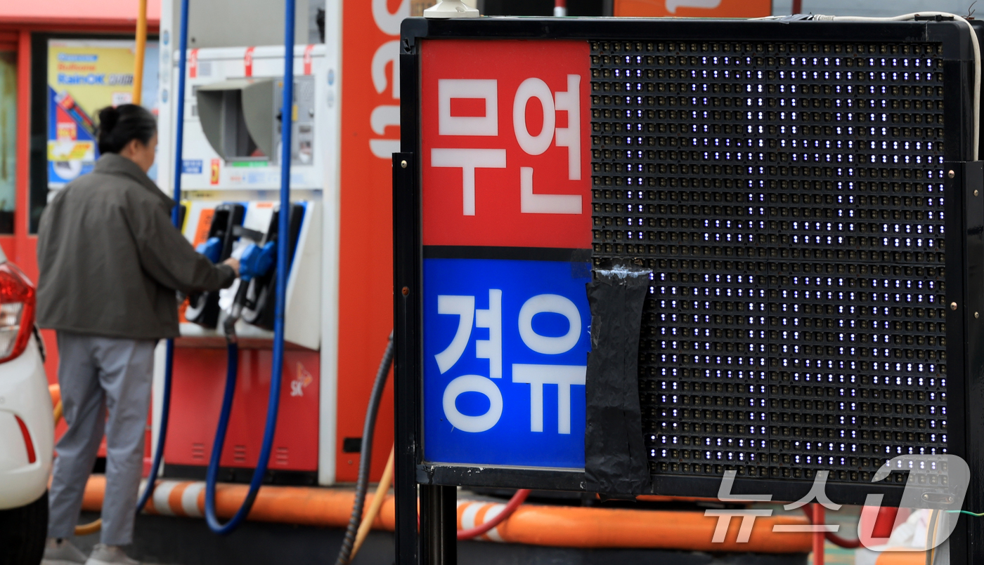 (인천=뉴스1) 이호윤 기자 = 21일 정부가 중동전쟁의 여파에 따른 유류비 부담 완화와 물가 안정을 위해 이달 말 종료 예정인 유류세 인하를 7월말까지 연장 발표했다. 인하 폭은 …