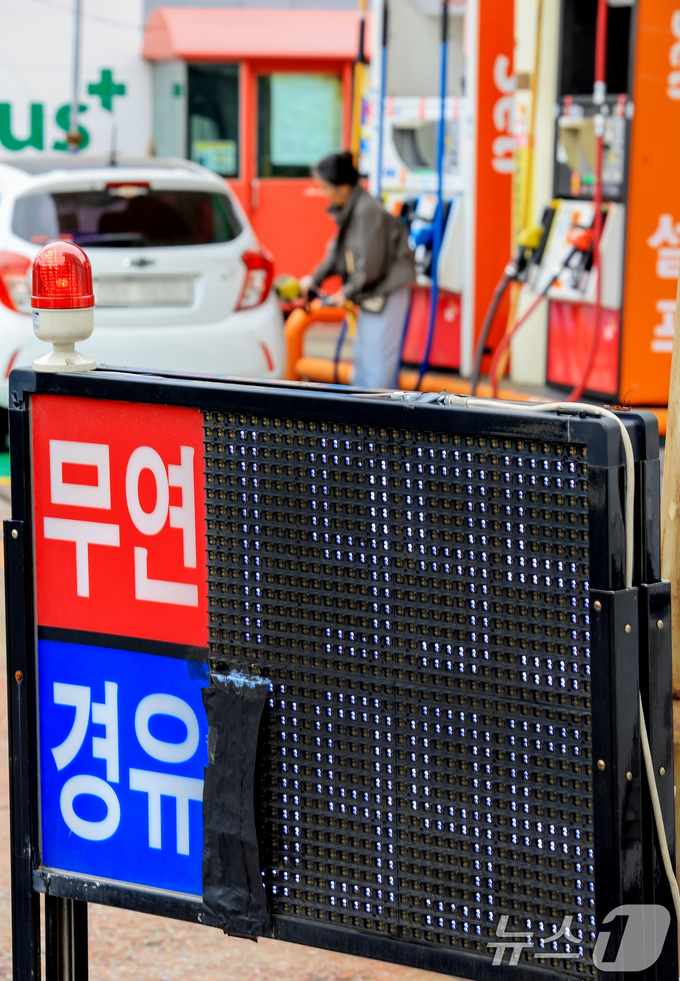 (인천=뉴스1) 이호윤 기자 = 21일 정부가 중동전쟁의 여파에 따른 유류비 부담 완화와 물가 안정을 위해 이달 말 종료 예정인 유류세 인하를 7월말까지 연장 발표했다. 인하 폭은 …