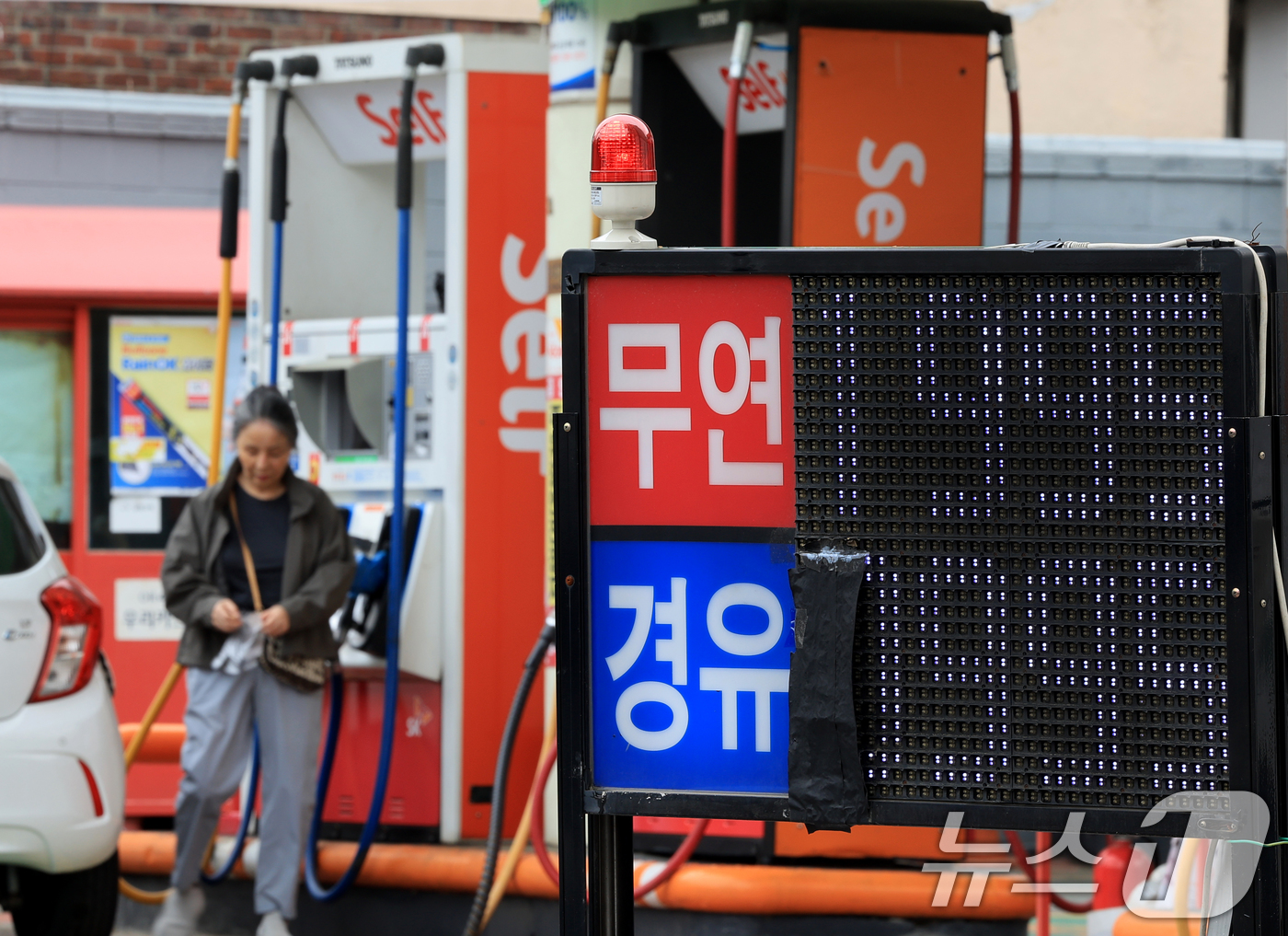 (인천=뉴스1) 이호윤 기자 = 21일 정부가 중동전쟁의 여파에 따른 유류비 부담 완화와 물가 안정을 위해 이달 말 종료 예정인 유류세 인하를 7월말까지 연장 발표했다. 인하 폭은 …