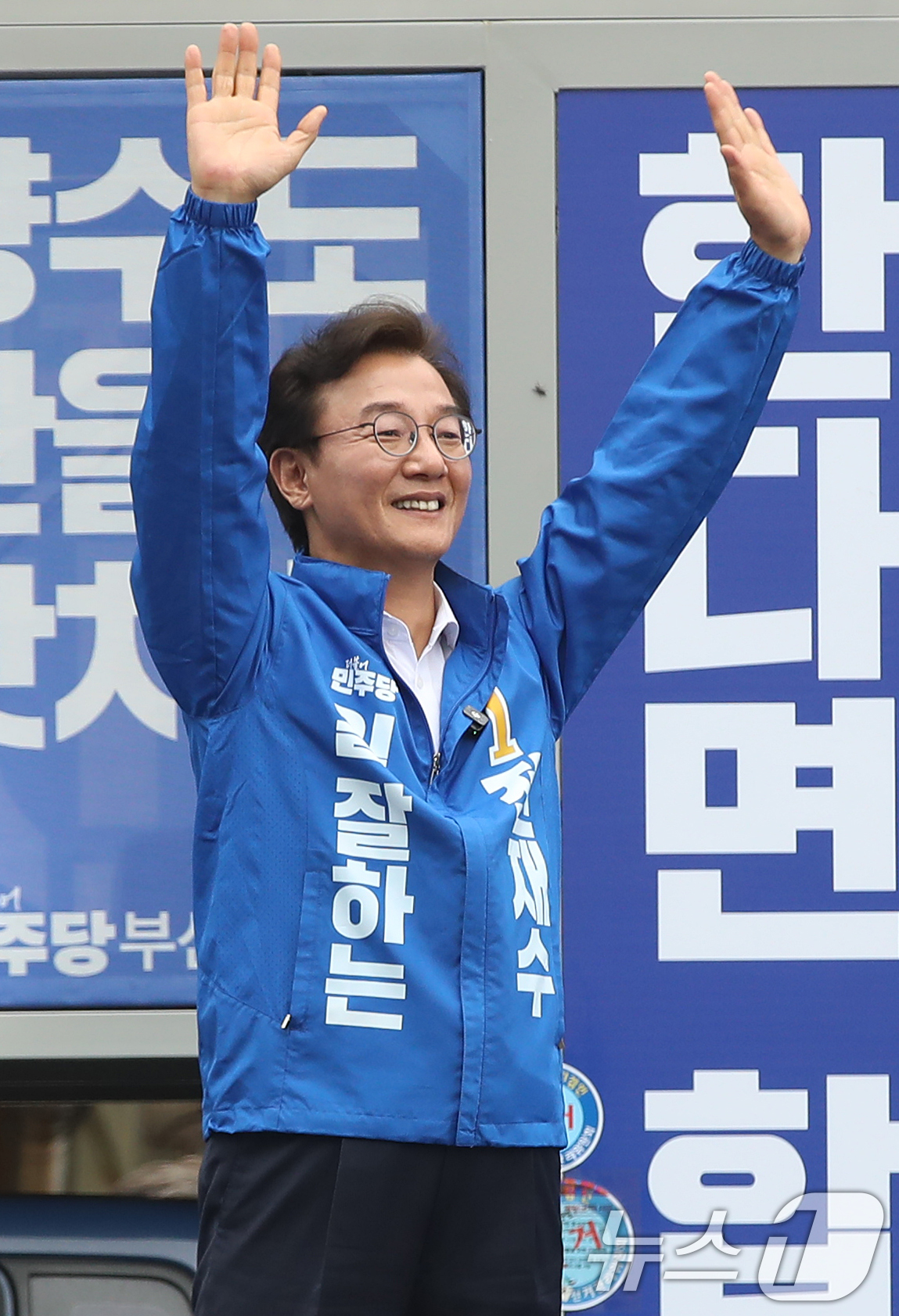 (부산=뉴스1) 윤일지 기자 = 전재수 더불어민주당 부산시장 후보가 6·3 지방선거 및 국회의원 재보궐선거 공식 선거운동 첫날인 21일 오후 부산 부산진구 부전역 앞에서 열린 출정 …