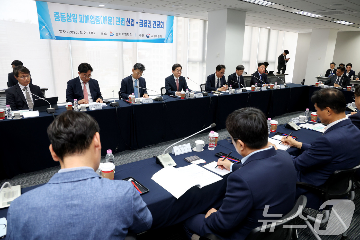 (서울=뉴스1) 이광호 기자 = 이억원 금융위원장이 21일 오후 서울 종로구 손해보험협회에서 열린 중동상황 피해업종(해운) 관련 산업-금융권 간담회에서 발언하고 있다.  2026. …