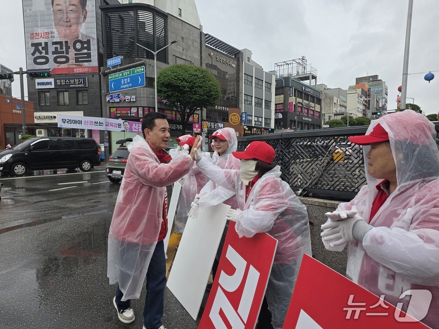 본문 이미지 - 김진태 국민의힘 강원지사 후보는 21일 춘천 중앙로터리에서 선거운동 출정식을 진행했다.(김진태후보캠프 측 제공. 재판매 및 DB금지)/뉴스1