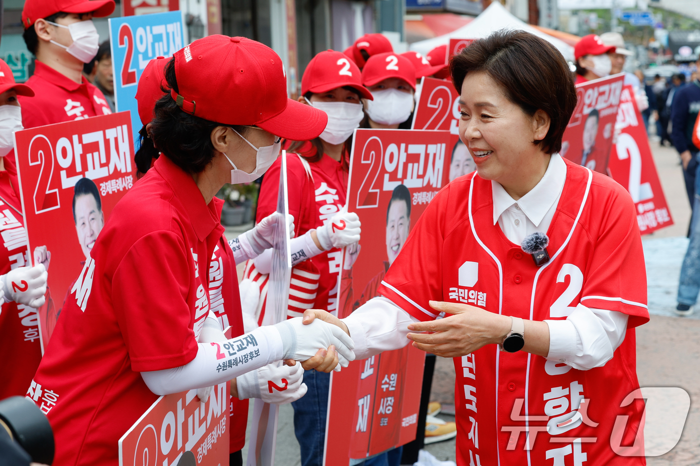 (수원=뉴스1) 안은나 기자 = 양향자 국민의힘 경기도지사 후보가 제9회 전국동시지방선거 공식 선거운동이 시작된 21일 경기 수원시 남문시장 입구에서 열린 출정식에 참석해 선거운동 …