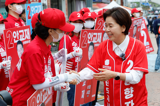 선거운동원 격려하는 양향자