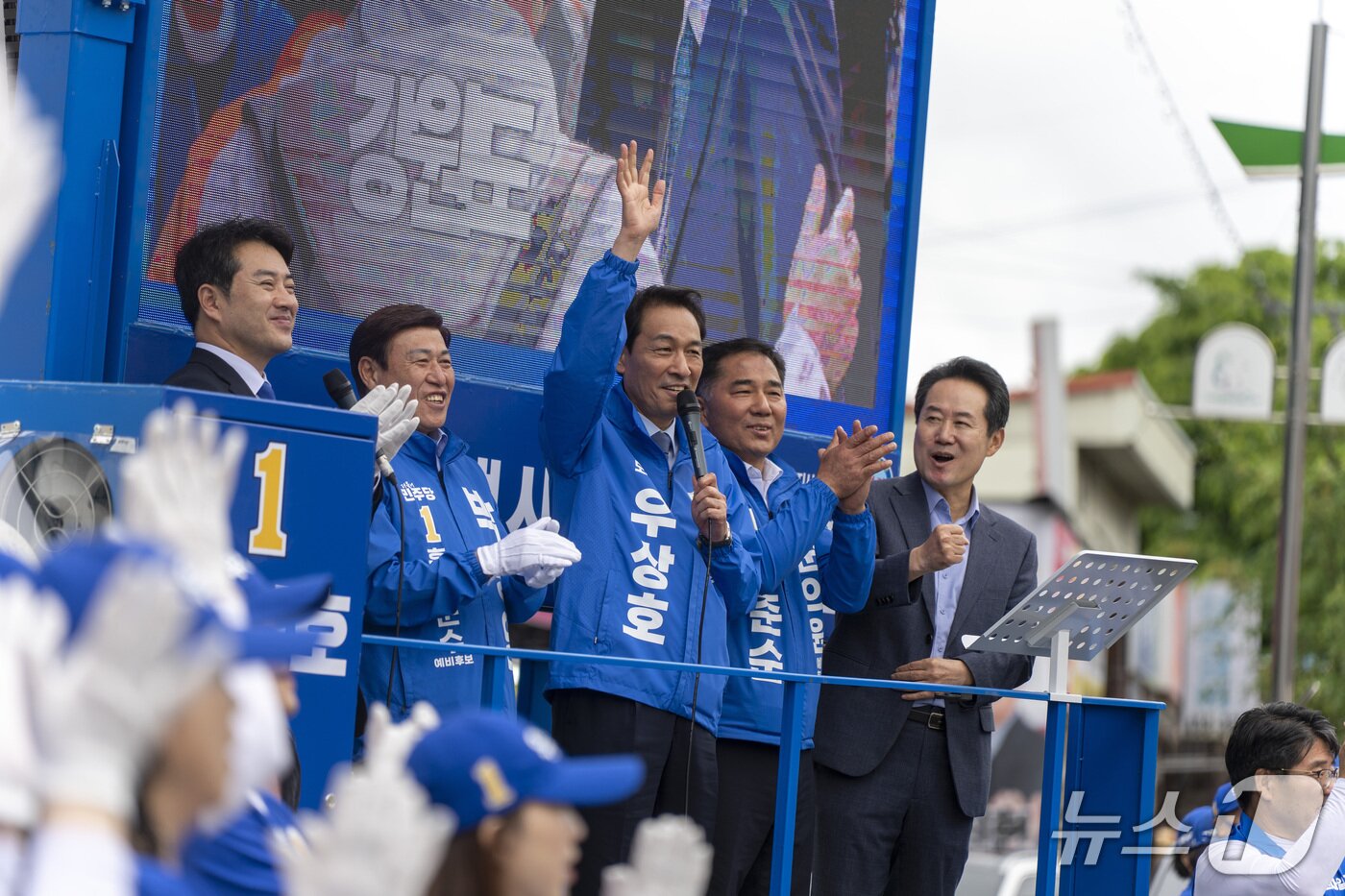 본문 이미지 - 우상호 더불어민주당 강원지사 후보가 21일 홍천읍 꽃뫼공원과 남면 양덕원우체국 앞에서 집중 유세를 펼치고 있다.(우상호후보캠프 측 제공. 재판매 및 DB금지)/뉴스1