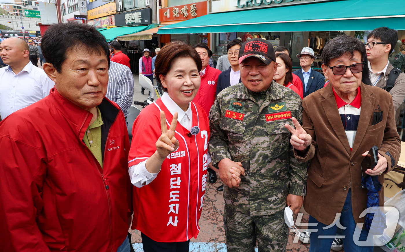 (수원=뉴스1) 안은나 기자 = 양향자 국민의힘 경기도지사 후보가 제9회 전국동시지방선거 공식 선거운동이 시작된 21일 경기 수원시 남문시장 입구에서 출정식을 마친 뒤 시민들과 기 …