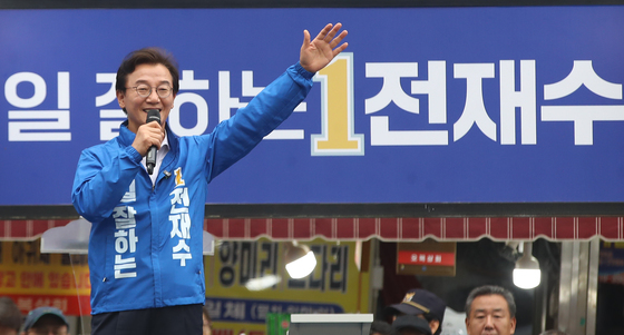 유권자들에게 지지 호소하는 전재수 후보