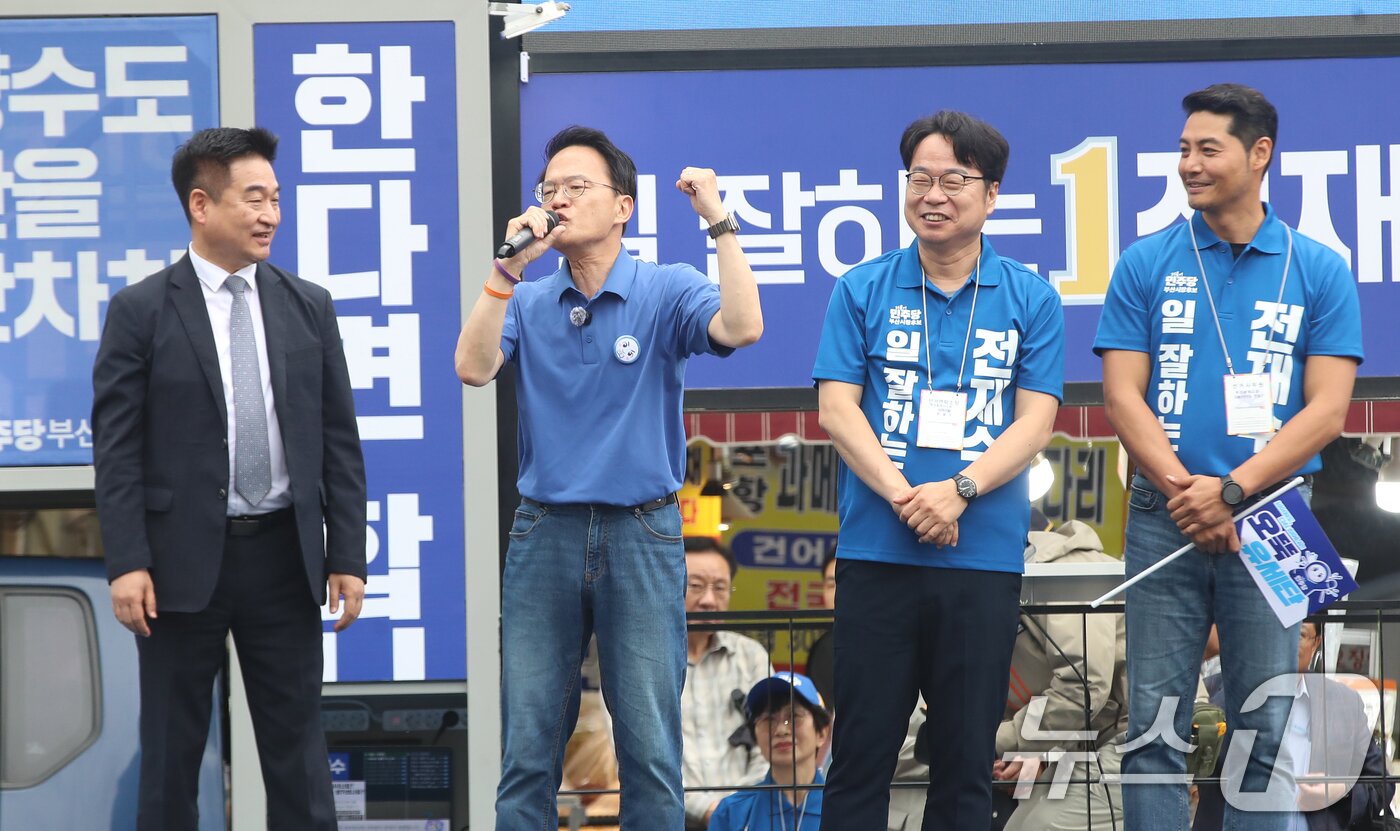 본문 이미지 - 박주민 더불어민주당 오뚝유세단 단장이 6·3 지방선거 및 국회의원 재보궐선거 공식 선거운동 첫날인 21일 오후 부산 부산진구 부전역 앞에서 열린 전재수 부산시장 후보 출정식에서 지원유세를 하고 있다. 2026.5.21 ⓒ 뉴스1 윤일지 기자