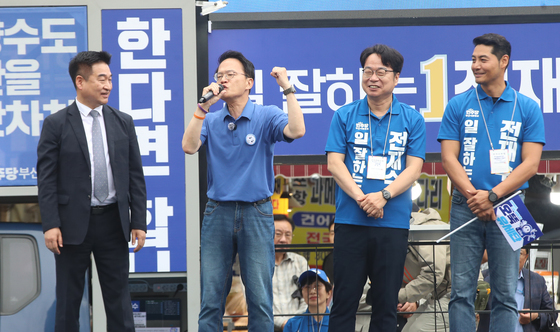 전재수 후보 지원유세하는 박주민 오뚝유세단 단장