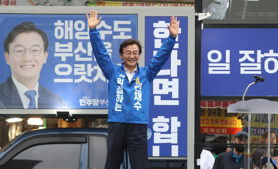 유권자에게 지지 호소하는 전재수 부산시장 후보