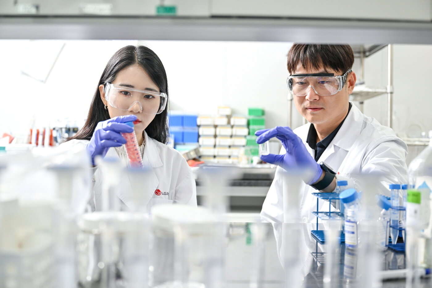 본문 이미지 - LG화학연구원들이 제품의 물성을 테스트하고 있다. (LG화학 제공)