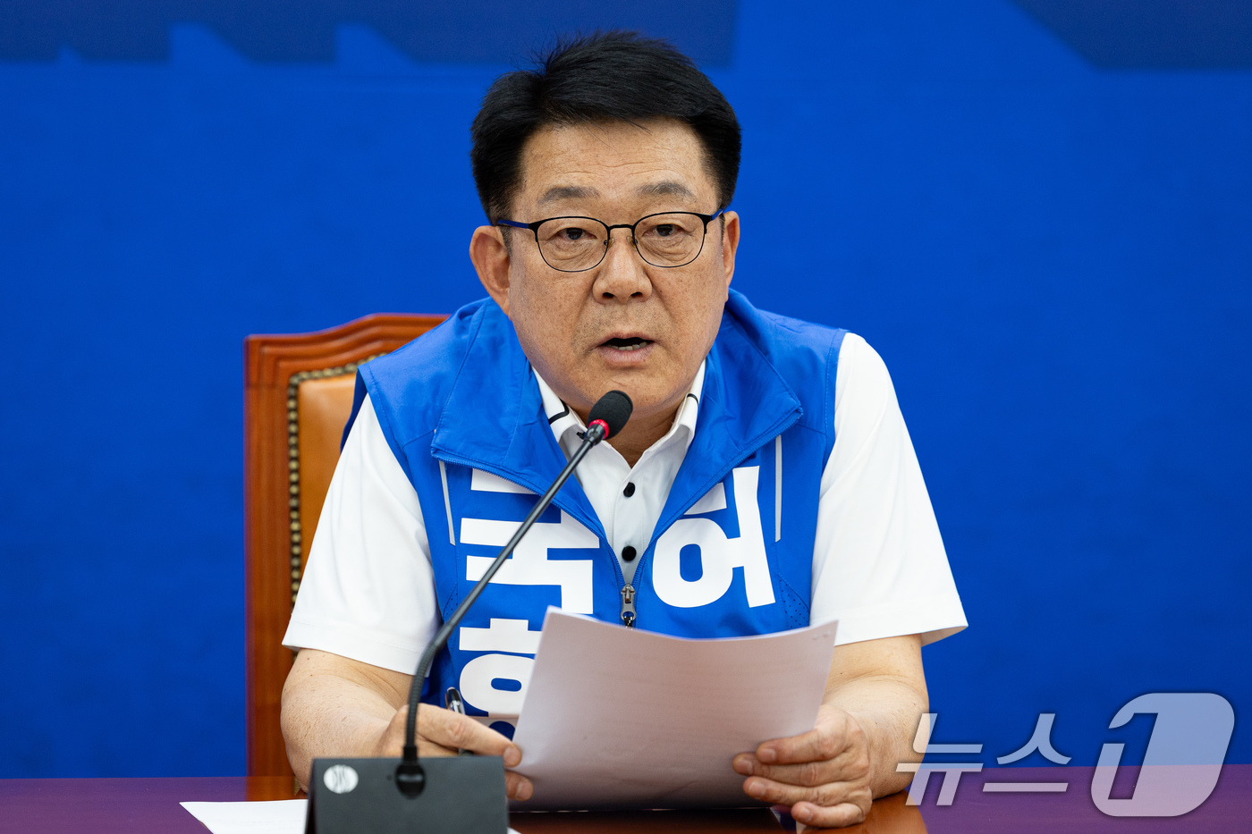(서울=뉴스1) 유승관 기자 = 허종식 더불어민주당 의원이 21일 서울 여의도 국회에서 유정복 국민의힘 인천시장 후보 가상자산 의혹, 배우자 음성 녹취 공개 긴급 기자회견을 하고 …