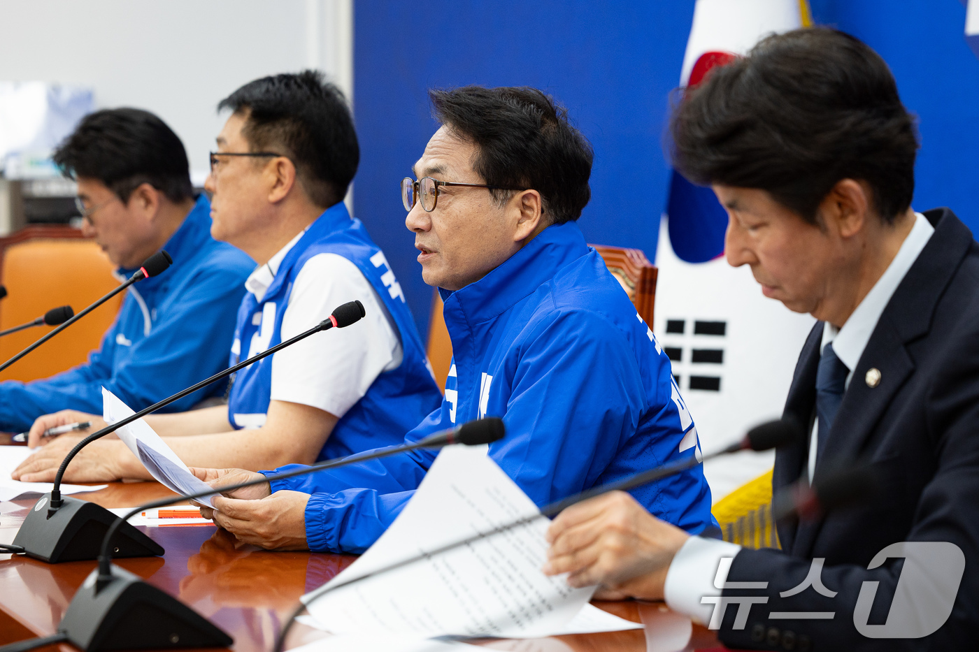 (서울=뉴스1) 유승관 기자 = 더불어민주당 인천 지역 국회의원들이 21일 서울 여의도 국회에서 유정복 국민의힘 인천시장 후보 가상자산 의혹, 배우자 음성 녹취 공개 긴급 기자회견 …
