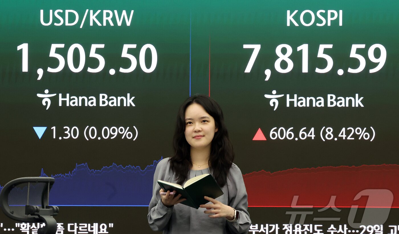 본문 이미지 - 21일 오후 서울 중구 하나은행 딜링룸 전광판에 코스피지수 증시 종가 시황이 나타나고 있다. 2026.5.21 ⓒ 뉴스1 김진환 기자