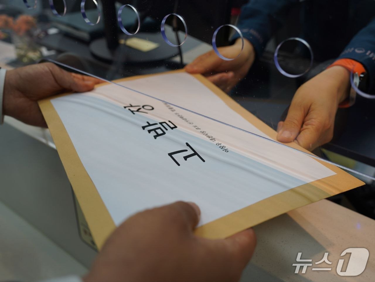 본문 이미지 - 국민의힘 이장우 후보 선대위가 '이장우 시장, 한화야구장 스카이박스 사유화 논란'을 보도한 인터넷 매체를 경찰에 고발했다. (후보 제공) / 뉴스1