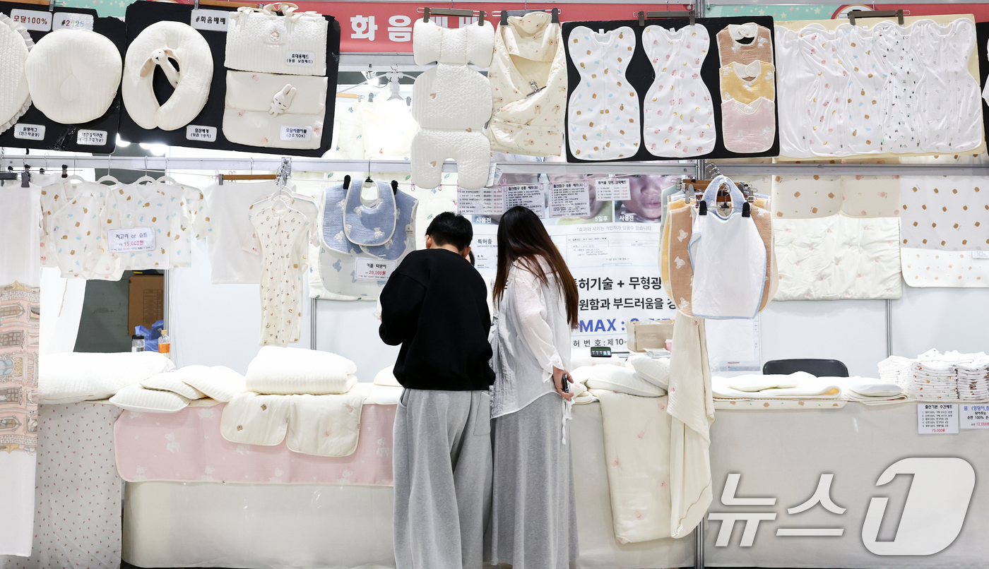(서울=뉴스1) 최지환 기자 = 21일 오후 서울 강남구 세텍에서 열린 2026 서울 베이비&키즈 페어_Spring에서 관람객들이 육아 제품을 살펴보고 있다. 2026.5.21/뉴 …