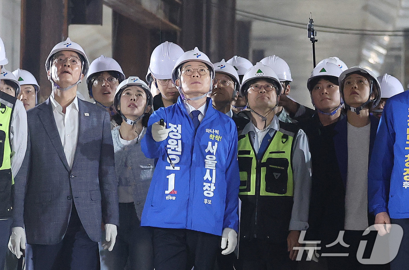 (서울=뉴스1) 박지혜 기자 = 정원오 더불어민주당 서울시장 후보가 21일 서울 강남구 GTX-A 삼성역 지하5층 공사현장을 찾아 크고 작은 균열 상태를 살펴보고 있다. 2026. …