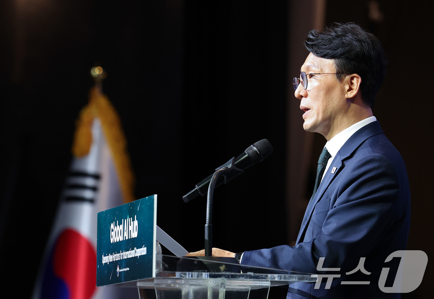 (서울=뉴스1) 김성진 기자 = 김민석 국무총리가 21일 서울 용산구 그랜드하얏트 서울에서 열린 글로벌 AI 허브 비전 선포식에서 환영사를 하고 있다. 2026.5.21/뉴스1