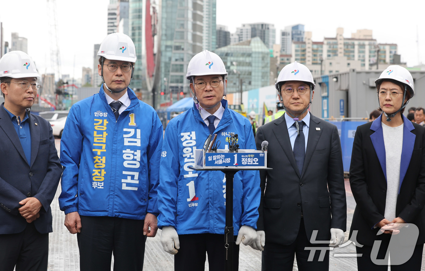 (서울=뉴스1) 박지혜 기자 = 정원오 더불어민주당 서울시장 후보가 21일 서울 강남구 GTX-A 삼성역 공사현장을 둘러본 뒤 브리핑을 하고 있다. 2026.5.21/뉴스1