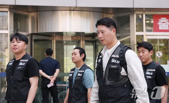 본문 이미지 - 최승호 초기업노조 삼성전자지부 위원장이 13일 경기 수원시 영통구 수원지방법원에서 열린 삼성전자 노조 위법 쟁의행위 금지 가처분 신청 2차 심문을 마치고 나오고 있다. 2026.5.13/뉴스1 김영운 기자